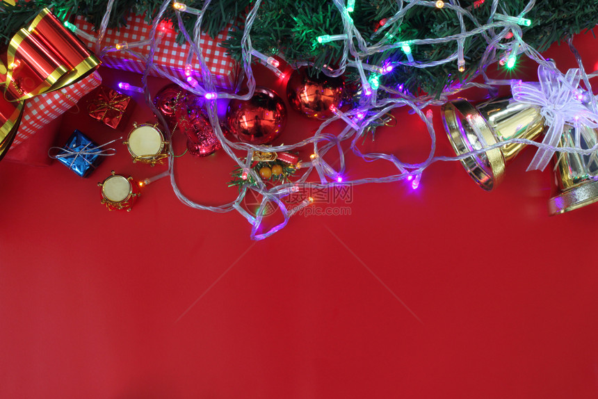 丝带球红色楼层Top视图上的圣诞成像装饰并有复制空间为您设计绿色图片