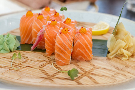 晚餐劳斯莱寿司冷冻特写盘子上的新鲜寿司用冰冷却三文鱼图片