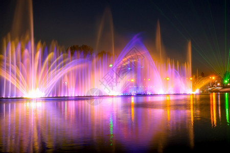 发光的紫色闲暇夏夜激光展和彩色喷泉在夏夜有色不老泉图片