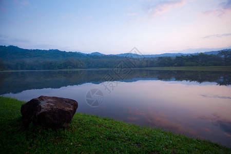 景观泰国日落时的和湖泊山脉风景天空图片