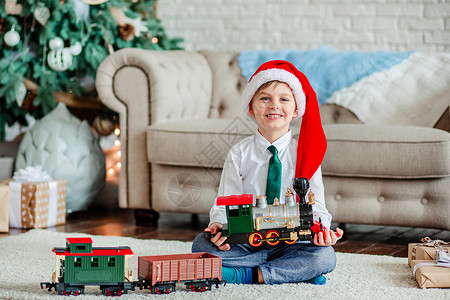 圣诞节小男孩收获玩具火车图片