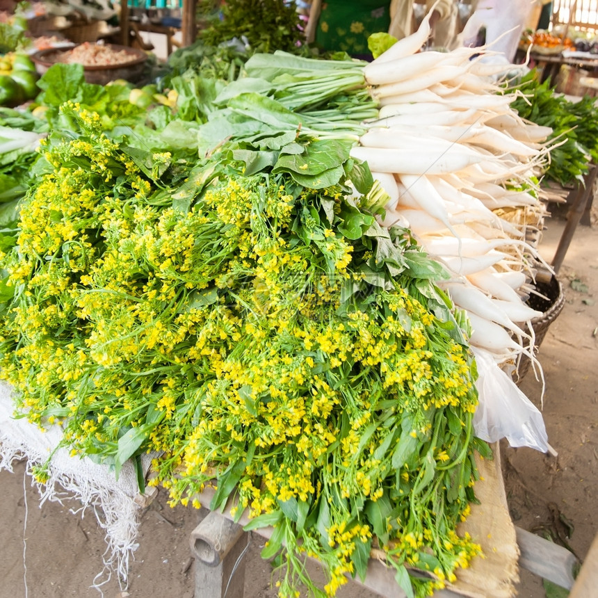 传统当地香料和daikon萝卜蔬菜在缅甸Bagan旅游目的地户外Asiian市场销售印度支那农业根图片