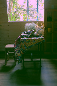 艺术品手工制作的浪漫古老手制产品风格从木制桌上用窗光毛毯子和编织器小花盆竹式手袋靠近窗户的楼梯在家工作时的浪漫空间图片