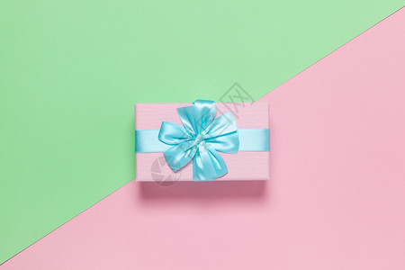 红绿双色礼物盒明亮的粉彩3月8日214平地生圣情人节母亲妇女庆祝活动概念横向Tald在三月8日二14交货设计图片