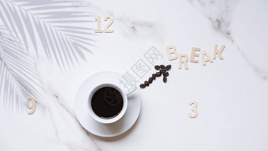 黑咖啡表达时钟手概念图片