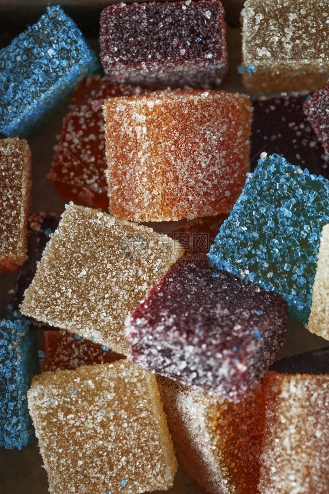 深底糖上自制多色果冻糖含面的多彩果冻罐头糖JellyBean果酱收藏明亮的图片