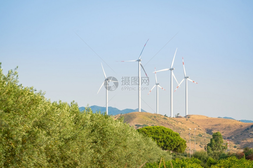 全球的意大利卡拉布里亚田间和草原风力涡轮机建设全景的节能和绿色生态概念CalabriaCalabria天风车图片