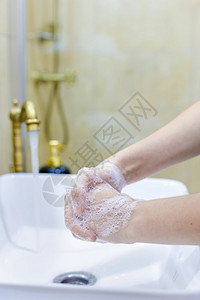 使用肥皂洗手消毒图片