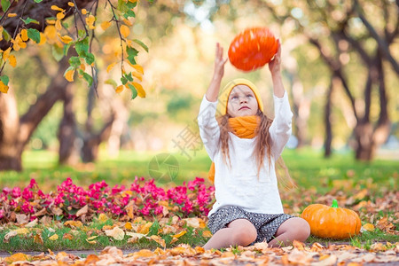 秋季公园草地上的玩耍的小女孩图片