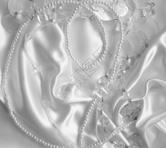 白色珍珠和丝或西边上的蜜蜂可用作结婚背景b用于婚礼背景女化银色丝绸图片