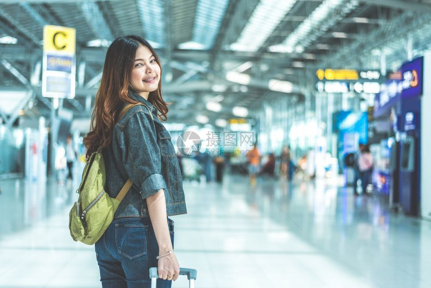 大约保持在机场旅行和有手提箱的亚洲美女士人与生活方式概念环游世界球旅行主题回过头来顾肖像吸引人的图片