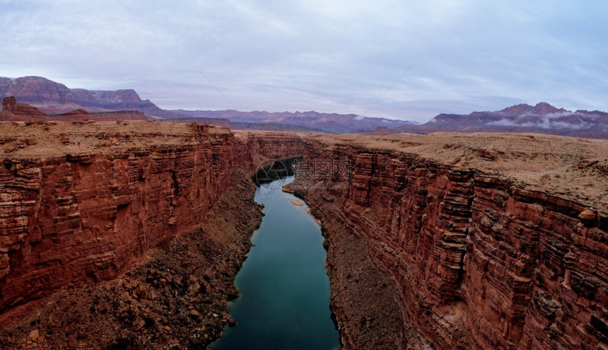 风景Navajo桥的绿色彩河流全景冬季天气过多云的水图片