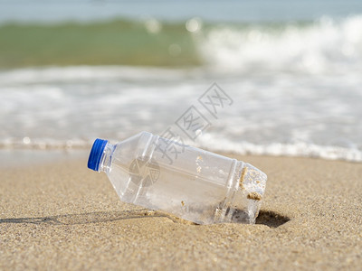 环境的土壤Olympus数字摄影机塑料瓶离开海滩图片