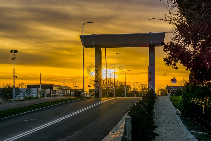 在阿尔芬安登里根的RijnHavenbrug路下的道无地天空多彩的日落丰富景观图片
