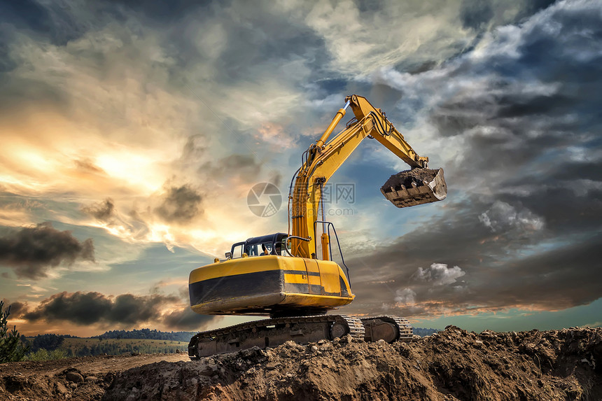 装载机挖掘日落时在建筑工地进行挖土施期间的Crawler挖土机重的图片