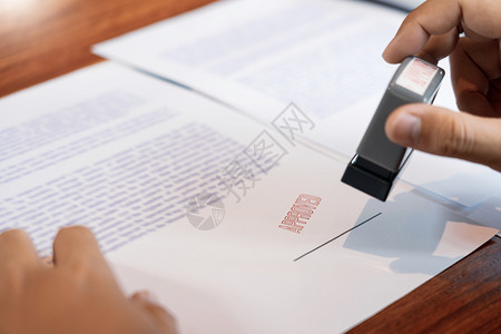已售完印章已验证墨水在经批准的合同格式文件贷款资金概念上印章签署日期批准合同形式文件象征背景