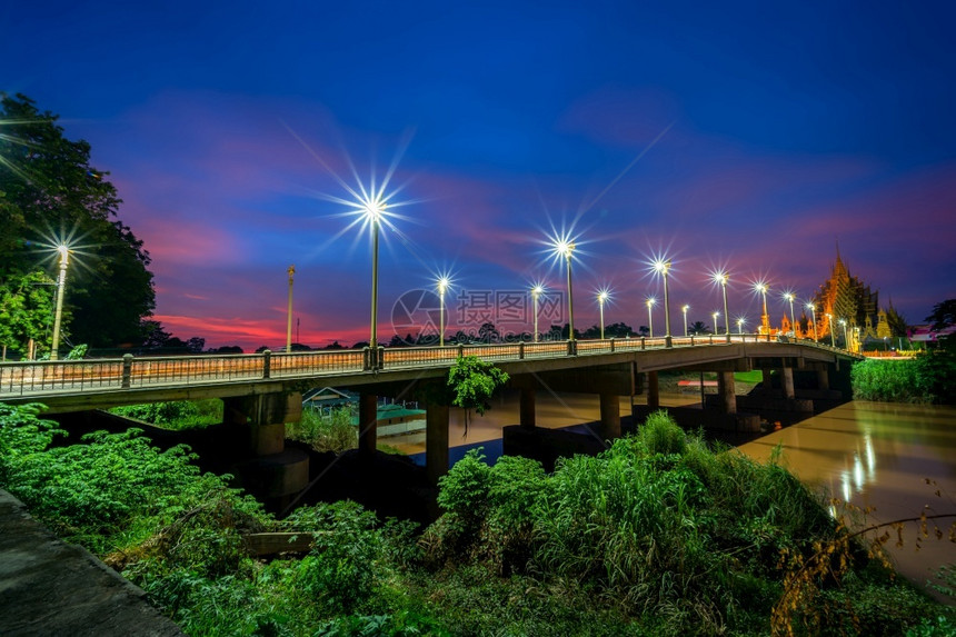 汽车城市街道泰国Phitsanulok的Suphangkanlaya桥上路夜光交通灯的颜色图片