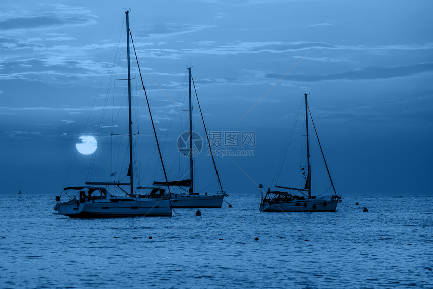 明亮的月美丽夜晚蓝色亚得里海游艇和清晨天空克罗地亚晚间海景TrindyBanner以20年的颜色海滩图片