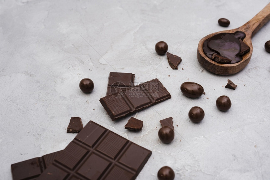 具有糖果的深巧克力条和高品质的美丽光照黑巧克力条并带有糖果甜头的彩色美食巧克力条黑色的解析度甜点图片