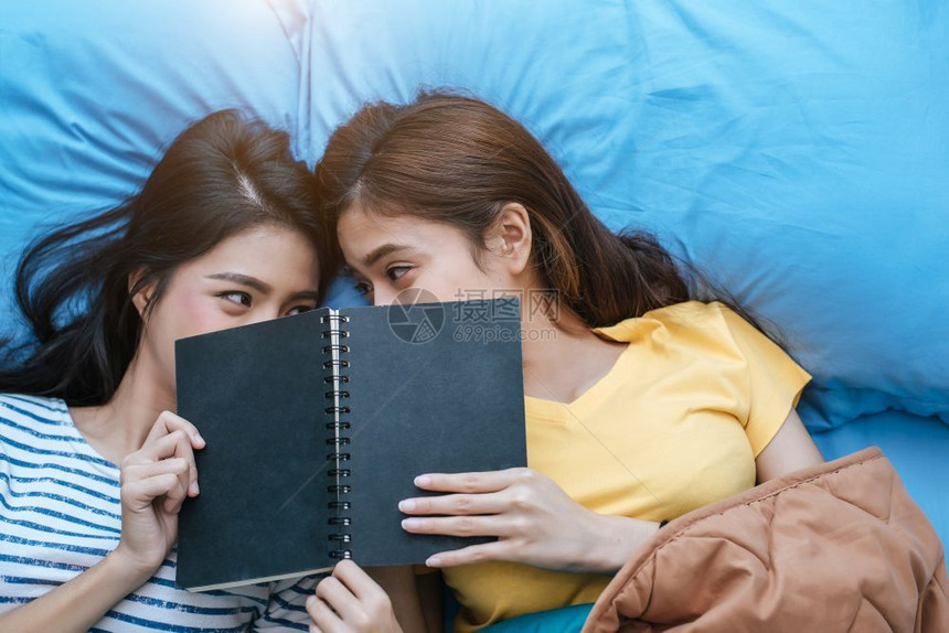 女朋友亚洲可爱夫妇一起阅读书躺在床上的生活方式和恋人概念幸福生活和放松主题快乐生活和放松主题家可爱的图片