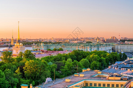 从俄罗斯日落时顶端的景色看旧城圣彼得堡天际黎明大教堂旅游图片