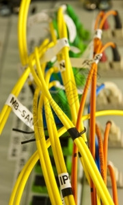 在数据中心连接到服务器的光纤电缆Fiber电缆关联系在线的图片