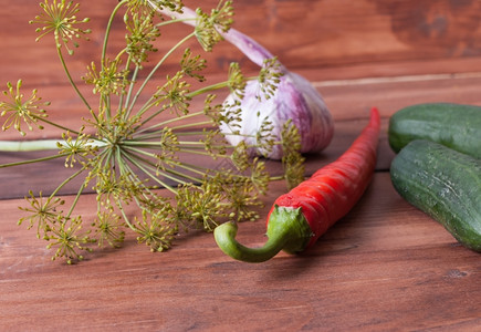 家用罐头的成分健康饮食家庭工作务厨房木制背景烹饪材料植物群木制的泡菜图片