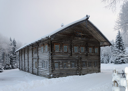 冬天俄罗斯阿尔汉格克附近的雪地村庄MalyeKorely覆盖着旧的木制农庄勉强无赖背景