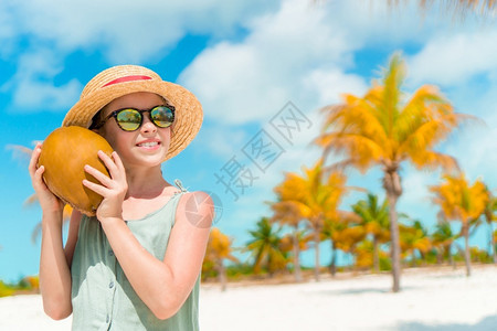 在海滩手拿椰子的女孩图片