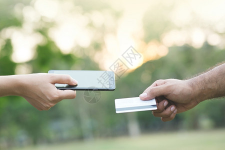 信用货款愉快顾客男人用信卡支付货款的家背景