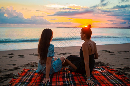 目的地海滩度假年轻美女海滩上的人享受暑假看着海夏天的节日吧绿松石数字图片