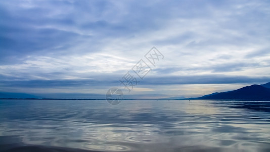 景观冷静的黄昏克尔基尼湖上的龙卷风云图片