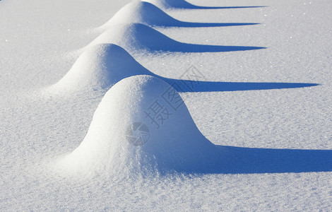 覆盖火花沙丘冬季场景有阴影的雪幕背景图片
