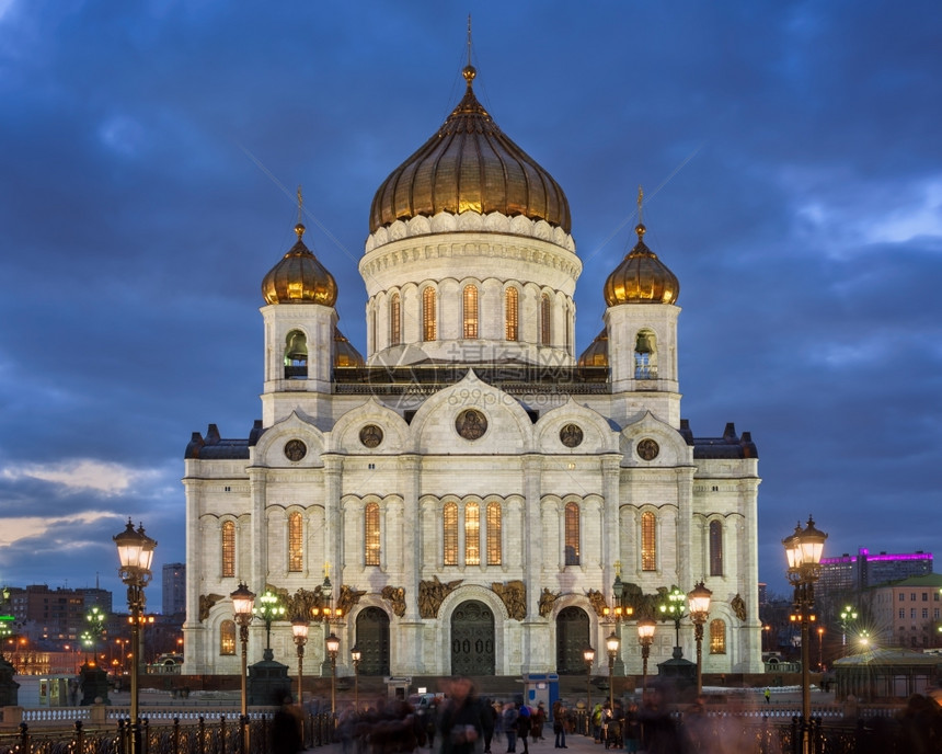 首都城市的基督救主大教堂在晚间俄罗斯莫科发光的图片