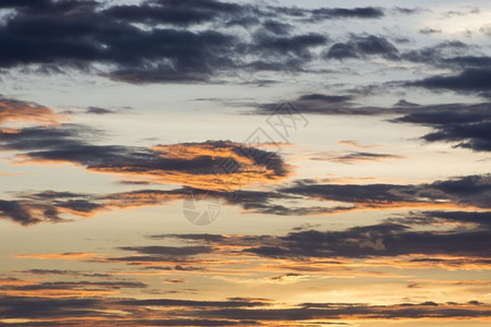 闪耀丰富多彩的日落前金色暮光黎明天幕背景自然概念射线图片