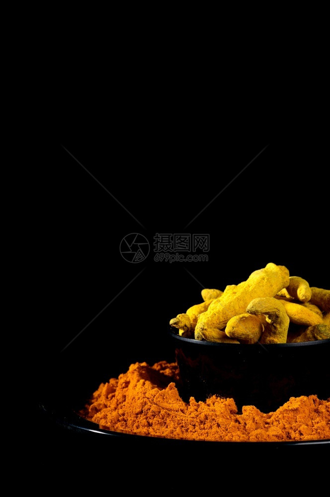 黄色的突变粉和根或黑底树皮测量胡椒图片