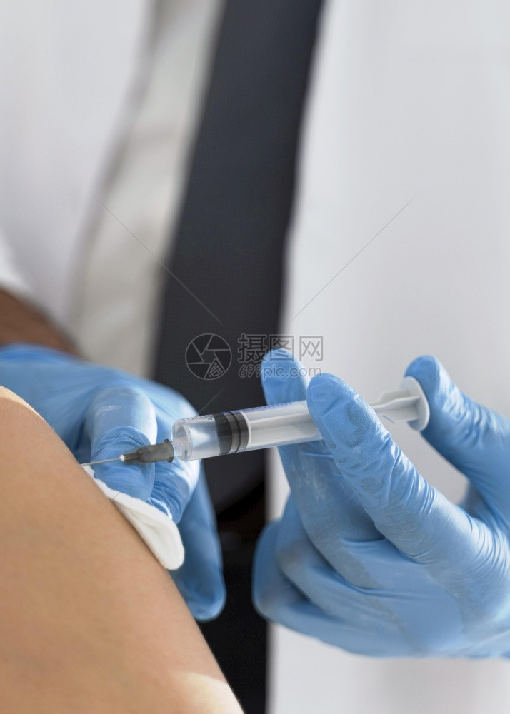 治疗白色的手臂由医生为病人接种疫苗图片