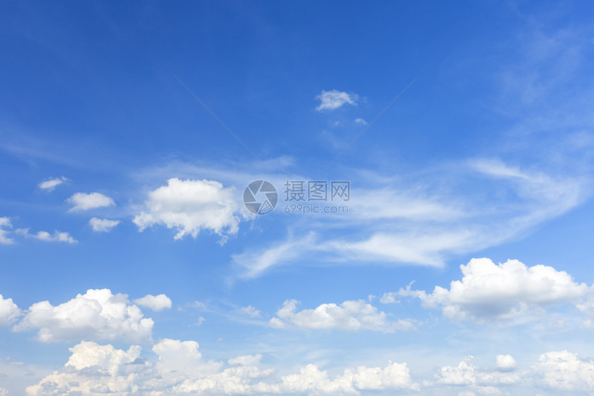 秋蓝色的天空背景纹理白色的旋翼云彩苍穹蓬松的天气图片
