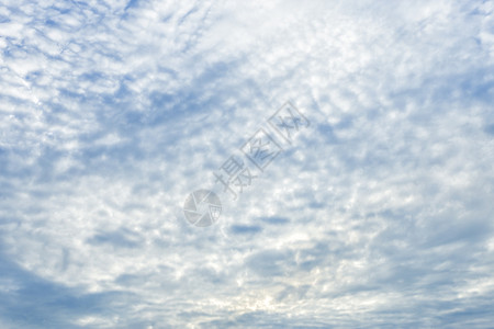秋蓝色的天空背景纹理白色的旋翼云彩闪耀天际线秋图片
