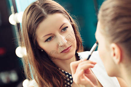 坦率优雅在工作中使用眼睛沙ow的化妆艺术家干净的图片