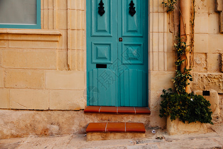 场景在石砖墙壁的蓝色木门令人愉快的马耳他图片