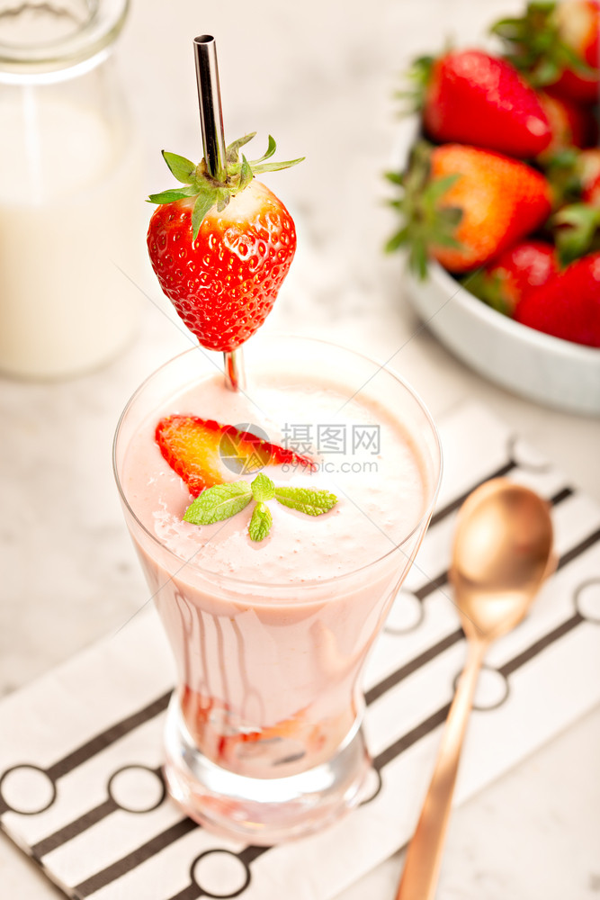 清爽白色大理石上玻璃杯中健康的草莓冰淇淋饮食物图片