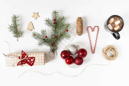 圣诞节带有fir树枝咖啡杯的礼品盒展示卡布奇诺图片