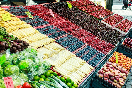 有机的农场传统民市上水果和蔬菜市场图片