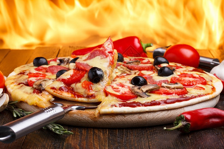 壁炉晚餐自然烧烤火了背景的热辣比萨饼图片