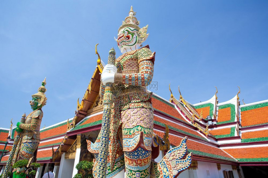 巨大的文化泰国蓝天寺庙守护神的泰国金子图片