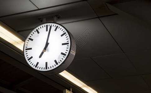 在BTS站点显示时间钟墙早晨准确图片