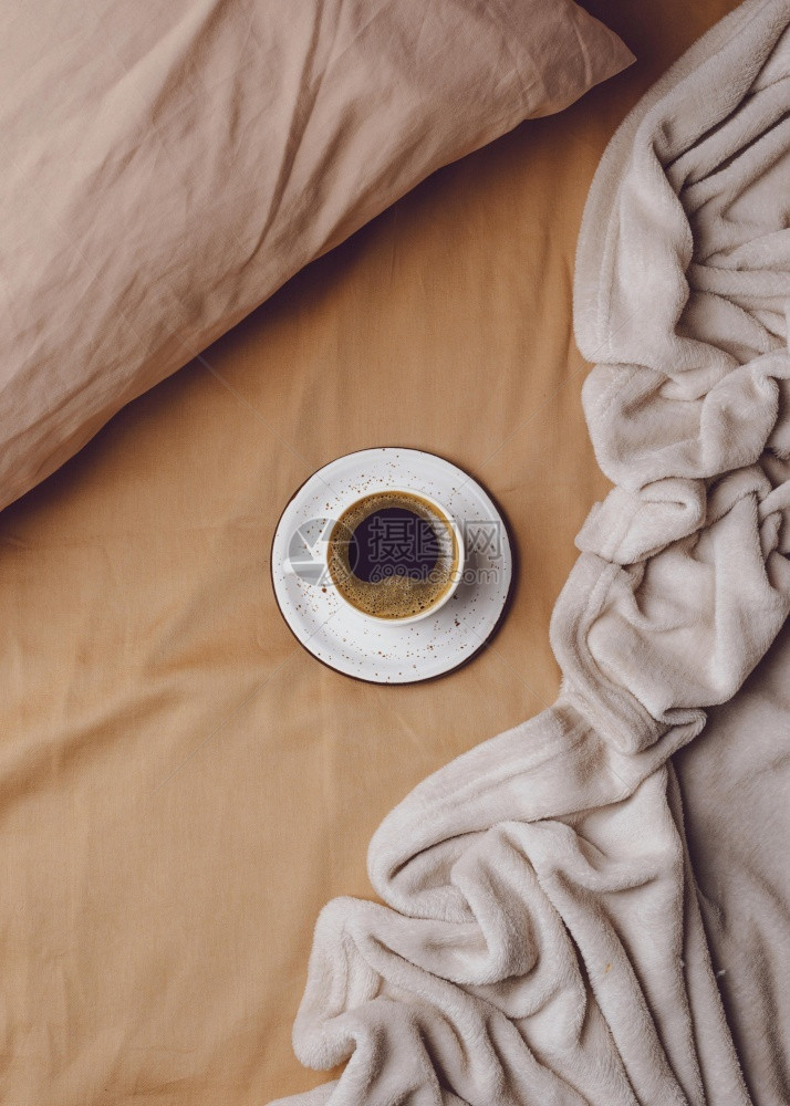 最佳舒适青少年顶视图早晨咖啡杯床图片