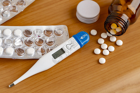 丸木桌上的数字温度计和各种药物数字温度计和各种药物健康预防图片