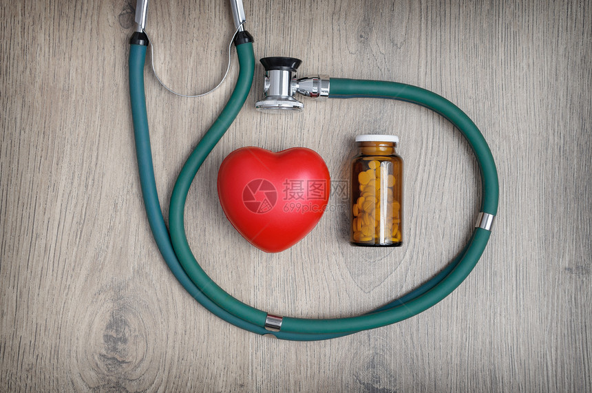 心脏病学考试一个听诊器杯药片和红心形的包头视镜桌子图片